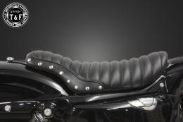 スポーツスター(2004〜2021年)専用　スタッド付きシングルシートタイプBフラット(タックロール)