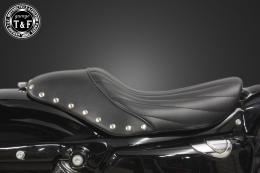 スポーツスター(2004〜2021年)専用　スタッド付きシングルシートタイプC(バーチカル)