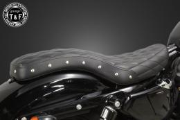 スポーツスター(2004〜2021年)専用　スタッド付きコブラシート(ダイヤ)