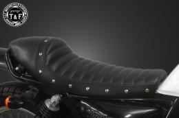 グラストラッカー250(キャブモデル専用)　スタッド付きカフェシート(タックロール)