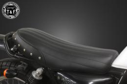 グラストラッカー250(キャブモデル専用)　スタッド付きショートフラットシート(バーチカル)