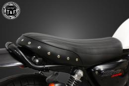 グラストラッカー250(キャブモデル専用)　スタッド付きショートフラットシート(バーチカル)