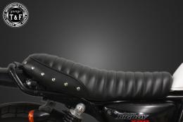 グラストラッカー250(キャブモデル専用)　スタッド付きショートフラットシート(タックロール)