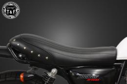 グラストラッカー250(キャブモデル専用)　スタッド付きフラットシート(バーチカル)