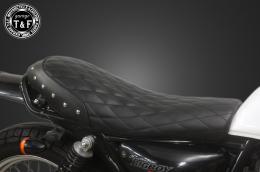 グラストラッカー250(キャブモデル専用)　スタッド付きフラットシート(ダイヤ)