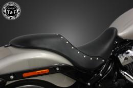 ソフテイルブレイクアウト(2018〜2024年)　スタッド付きガンファイターシート(スムース)