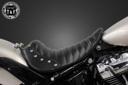 ソフテイルブレイクアウト(2018〜2024年)　スタッド付きシングルシート(タックロール)