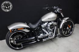 ソフテイルブレイクアウト(2018〜2024年)　スタッド付きシングルシート(タックロール)