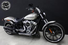 ソフテイルブレイクアウト(2018〜2024年)　スタッド付きシングルシート(バーチカル)